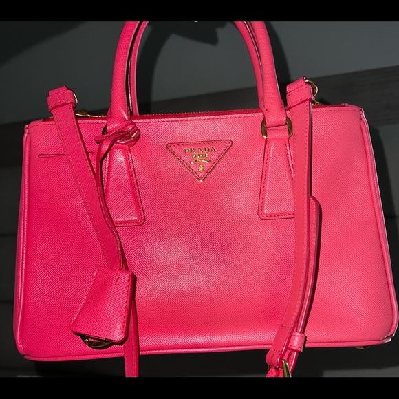 - Prada
Double Zip Lux Tote Saffiano Leather Medium - Picture 4 of 16